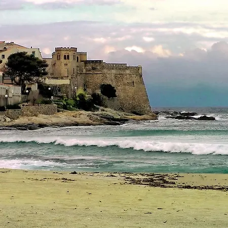 Spacieux A Algajola (Corsica)